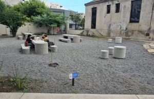 La plaza de la ex Palúdica suma nuevo mobiliario urbano. VIDEO/FOTOS