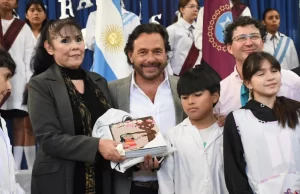 Sáenz inició la distribución de kits y manuales escolares en toda la provincia y reafirmó su defensa del federalismo