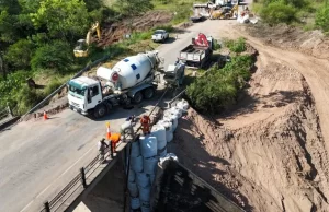 Continúan los trabajos de protección del puente de la RP 5 sobre el arroyo Las Hacheras. FOTOS