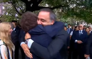 Efusivo abrazo de Javier Milei a Manuel Adorni durante el acto por Malvinas