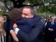 Efusivo abrazo de Javier Milei a Manuel Adorni durante el acto por Malvinas