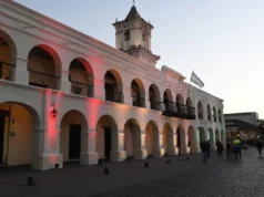 El Cabildo se ilumina en un nuevo aniversario de la Fundación de Salta. FOTOS