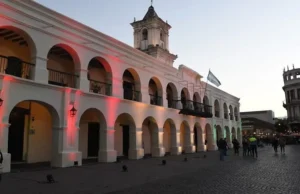 El Cabildo se ilumina en un nuevo aniversario de la Fundación de Salta. FOTOS