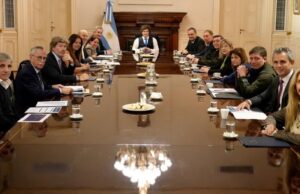 Milei encabezó la reunión de Gabinete con Adorni a su lado, en otro fuerte gesto de apoyo en medio de los escándalos