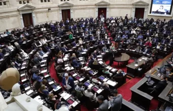 Diputados debate en Congreso ley de Glaciares con fuerte protesta en la calle