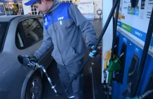 Petroleras acuerdan congelar el precio de los combustibles por 45 días para frenar las subas