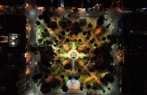 La plaza Güemes ya luce su nueva luminaria LED. VIDEO/FOTOS