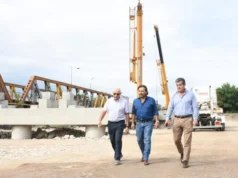 Comenzó el montaje de vigas del nuevo puente sobre el río Vaqueros: Sáenz recorrió la obra. VIDEO/FOTOS