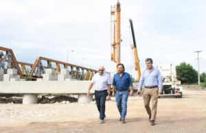 Comenzó el montaje de vigas del nuevo puente sobre el río Vaqueros: Sáenz recorrió la obra. VIDEO/FOTOS