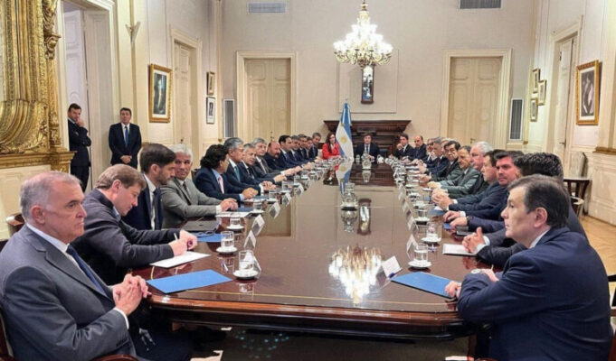 En el año, el envío de fondos de Nación a las provincias cayó USD 1.000 millones