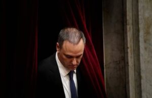 Otro viaje VIP de Manuel Adorni que dinamita el operativo rescate del Gobierno