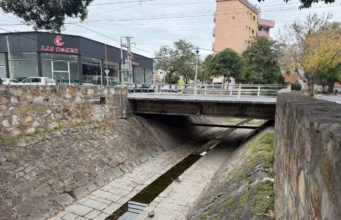 La Municipalidad realizó limpieza y desalojo en dos canales de la ciudad. VIDEO/FOTOS