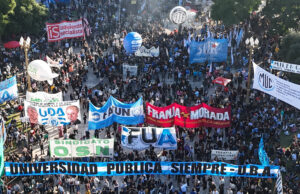 Marcha universitaria: masiva movilización en todo el país con críticas al Gobierno, que tildó de “opositor” al acto