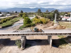 Comenzó la demolición de la estructura de hormigón del viejo puente de Santa Lucía. VIDEO/FOTOS