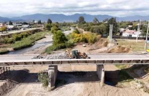 Comenzó la demolición de la estructura de hormigón del viejo puente de Santa Lucía. VIDEO/FOTOS