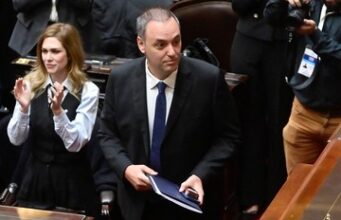 Villarruel le exige a Adorni que vaya al Senado a dar explicaciones. La oposición pidió una sesión en Diputados para interpelarlo
