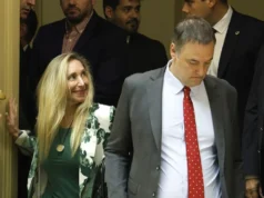 Karina analiza exiliar a Adorni y le busca una embajada en comisión o un consulado para evitar el Senado