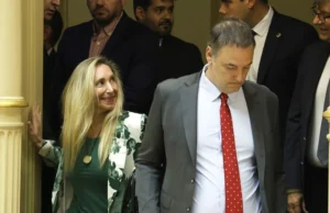 Karina analiza exiliar a Adorni y le busca una embajada en comisión o un consulado para evitar el Senado