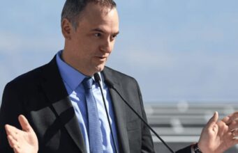 Manuel Adorni y el riesgo de soltarle la mano – Por: Juan Luis González