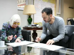 La Municipalidad recibió la obra «Autorretrato Mediático» de Marta Minujín. VIDEO/FOTOS
