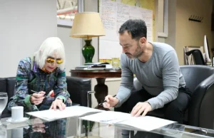 La Municipalidad recibió la obra «Autorretrato Mediático» de Marta Minujín. VIDEO/FOTOS