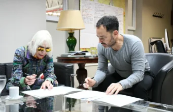 La Municipalidad recibió la obra «Autorretrato Mediático» de Marta Minujín. VIDEO/FOTOS