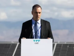 Presionado por los medios, Manuel Adorni renunciará también como director de YPF por el Estado