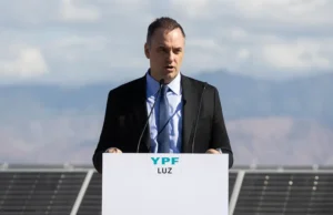Presionado por los medios, Manuel Adorni renunciará también como director de YPF por el Estado