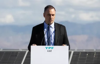 Presionado por los medios, Manuel Adorni renunciará también como director de YPF por el Estado