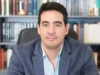 Se corre Manuel Adorni. Adrián Ravier es el nuevo vocero presidencial de Javier Milei