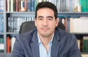 Se corre Manuel Adorni. Adrián Ravier es el nuevo vocero presidencial de Javier Milei
