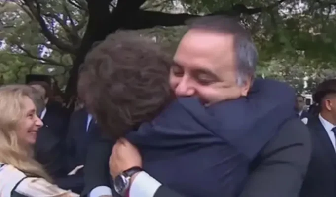 Milei: Adorni es mío, mío, mío…