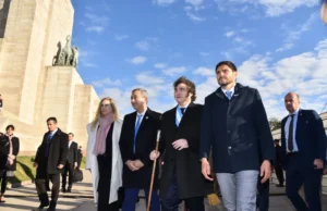 Milei llevará a Adorni a Rosario al acto de la Bandera y envía un gesto interno: «No se va»
