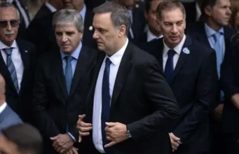 Encuesta política: Adorni cerró su gestión con un 83% de opiniones negativas en redes sociales y un fuerte desgaste para Milei
