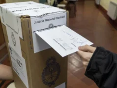 Una encuesta afirma que 4 de cada 10 argentinos rechazan por igual a Milei y al kirchnerismo