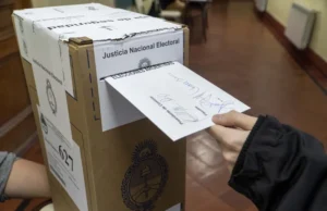 Una encuesta afirma que 4 de cada 10 argentinos rechazan por igual a Milei y al kirchnerismo