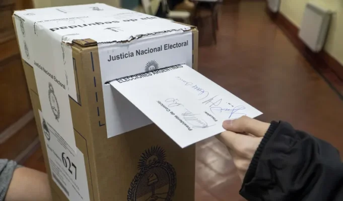 Una encuesta afirma que 4 de cada 10 argentinos rechazan por igual a Milei y al kirchnerismo