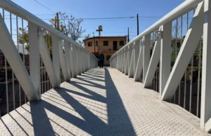 Quedó habilitada la nueva pasarela peatonal sobre el canal Yrigoyen. VIDEO/FOTOS