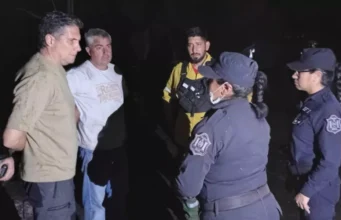 Cuadrillas trabajaron y trabajan en la sofocación de nuevos incendios de pastizales activados por el viento Zonda. VIDEOS/FOTOS