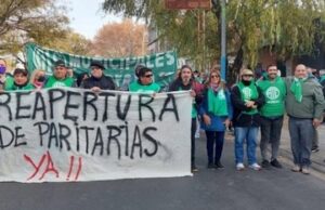 Negociación con gremios: el Gobierno flexibiliza el cepo salarial y propone piso de $1 millón para los sueldos más bajos