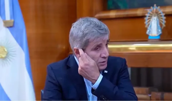 Luis Caputo pidió una ley para castigar las críticas del periodismo