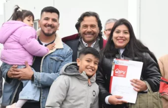 Sáenz entregó 138 viviendas en Capital: “Tienen sello salteño, la hicimos los salteños, con nuestros recursos y priorizando a la gente”. VIDEOS/FOTOS