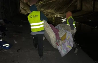 Ciudad: se ejecutó un gran operativo de desalojo y limpieza en el canal Yrigoyen. VIDEOS/FOTOS