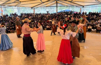 Este viernes, el folklore reunió a estudiantes y familias en el parque San Martín. VIDEO/FOTOS