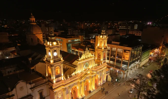 La Catedral se prepara para el Milagro con nueva iluminación ornamental. VIDEO/FOTOS