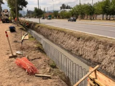 Plan Vial Zona Sur: se construye un nuevo canal pluvial en el ingreso al barrio Sta. Ana. VIDEO/FOTOS