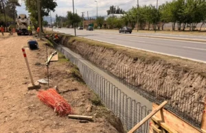 Plan Vial Zona Sur: se construye un nuevo canal pluvial en el ingreso al barrio Sta. Ana. VIDEO/FOTOS