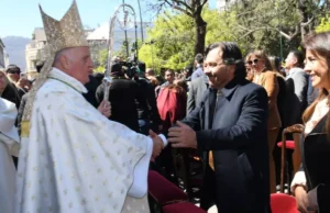 El Gobernador junto a miles de fieles, se unió a la celebración de la solemnidad del Señor del Milagro en el tercer día del Triduo. VIDEO/FOTOS