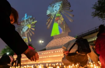 Más de 2.500 velas iluminaron la Rotonda del Peregrino. VIDEO/FOTOS