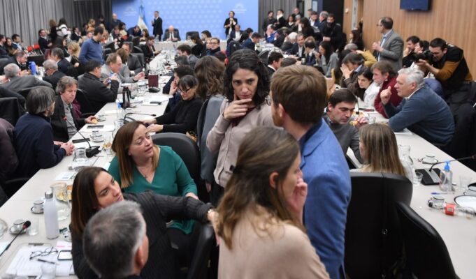 El Gobierno acordó con los aliados restituir los límites a la venta de tierras para blindar el DNU 70/23